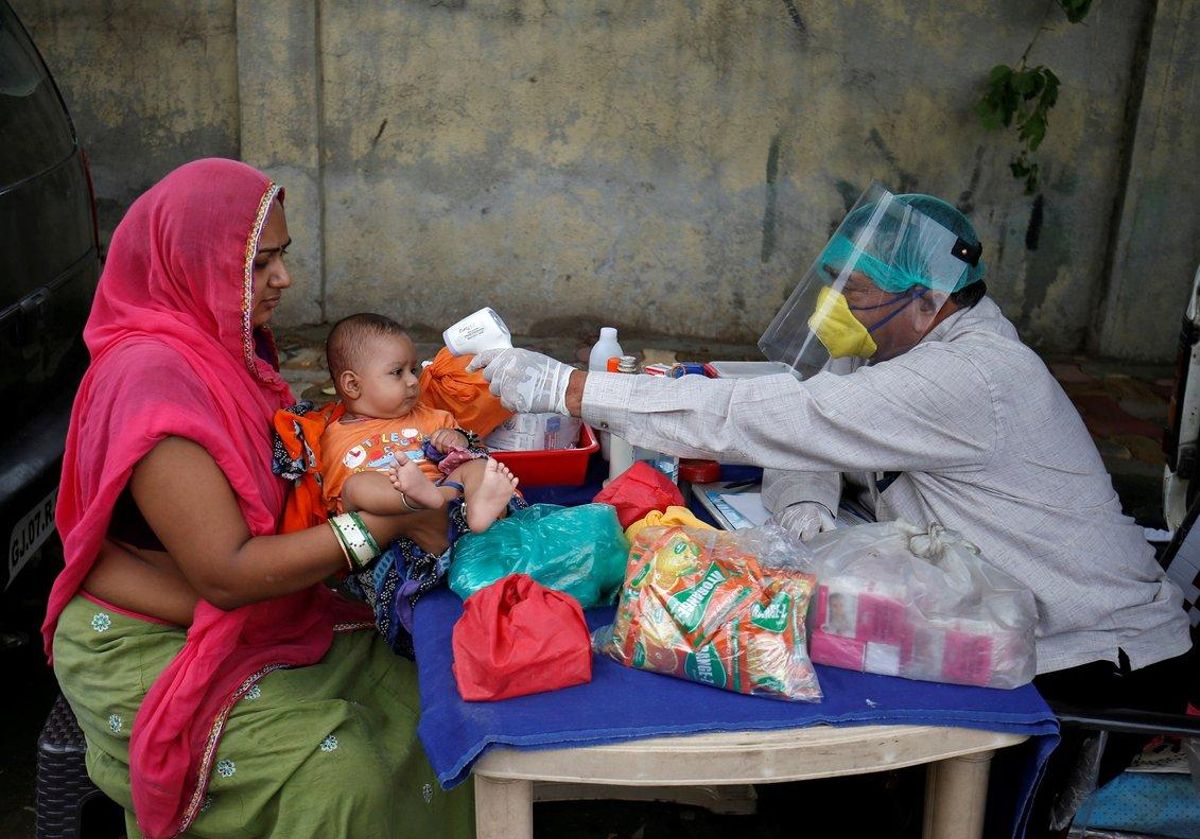 Un médico indio toma la temperatura a un niño en Ahmedabad, el pasado 15 de junio. Un médico indio toma la temperatura a un niño en Ahmedabad, el pasado 15 de junio.