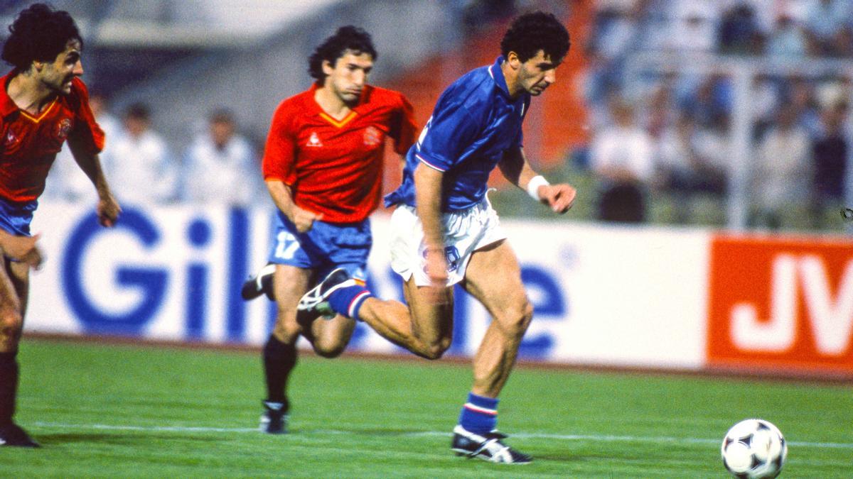 Gianluca Vialli, perseguido por Tomás Reñones y Txiki Begiristain, en el Italia-España de la Eurocopa-88.