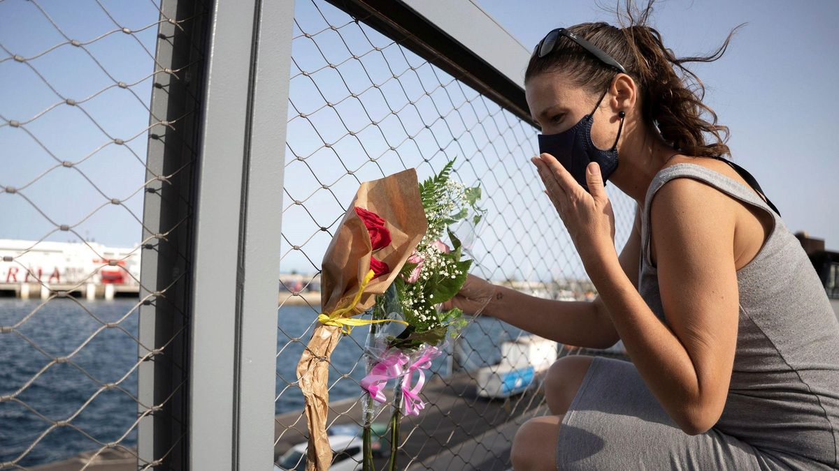 Ofrenda floral por las niñas Olivia y Anna en el puerto de Santa Cruz de Tenerife. Ofrenda floral por las niñas Olivia y Anna en el puerto de Santa Cruz de Tenerife.