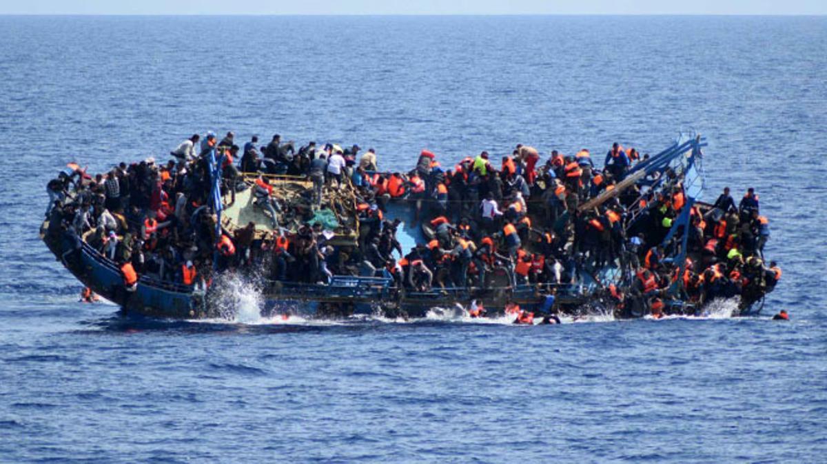 Dramática secuencia de un naufragio de refugiados en Libia