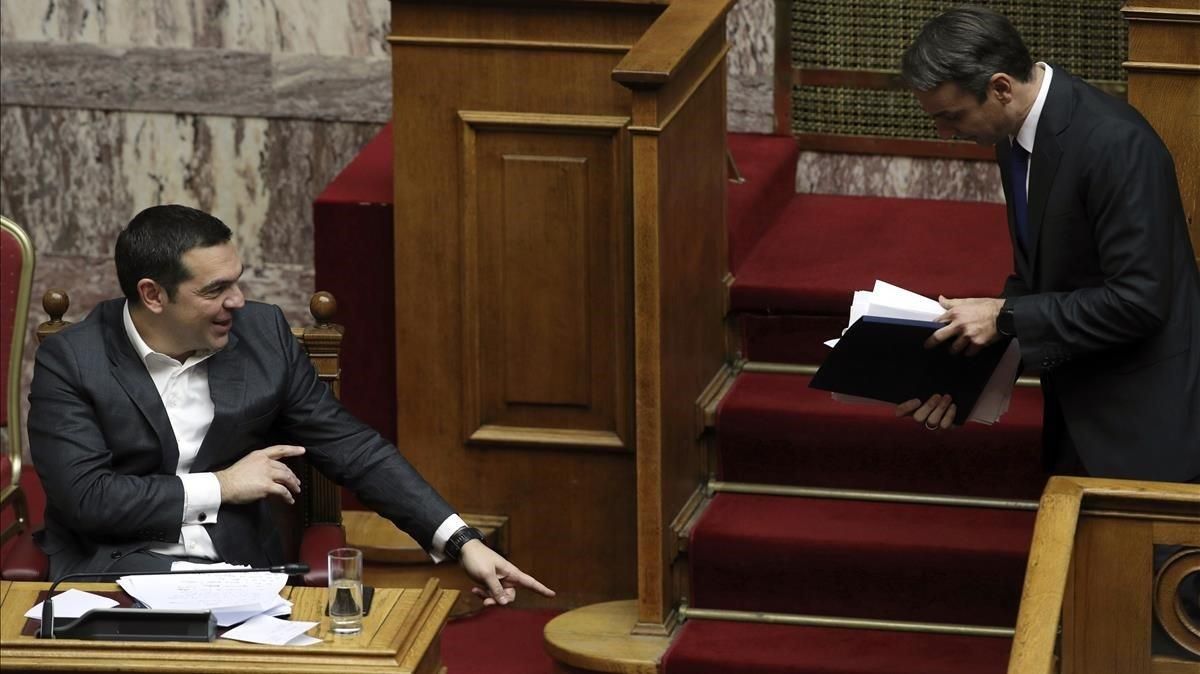 Tsipras, junto a Mitsokakis, líder de Nueva Democracia, en el Parlamento. Tsipras, junto a Mitsokakis, líder de Nueva Democracia, en el Parlamento.