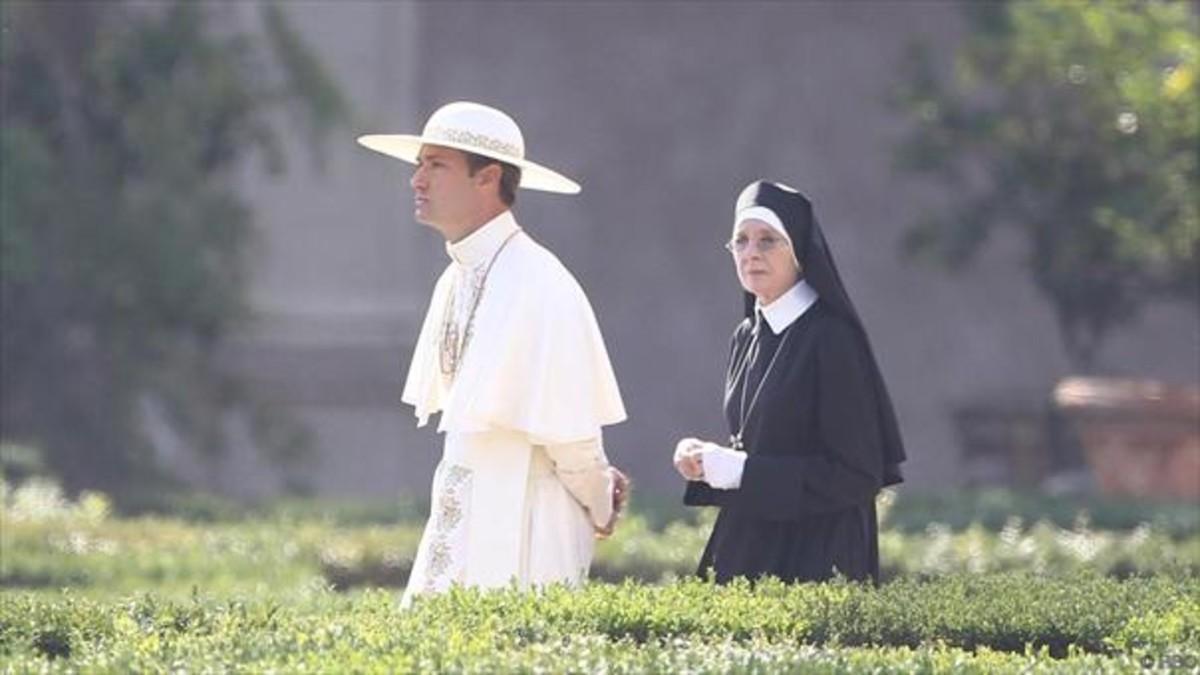 Jude Law, como Pío XIII, y Diane Keaton, como Sor María, en una escena de ’The young Pope’.