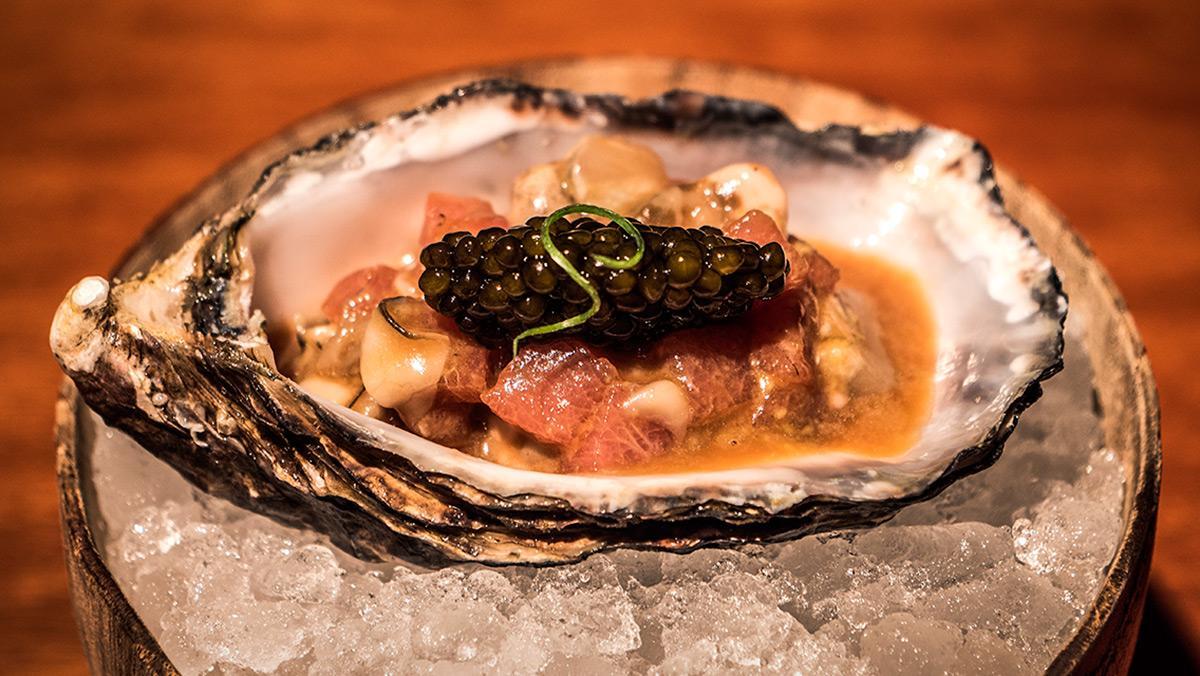 Cómo preparar el ’tartar’ de ostra, atún y caviar.