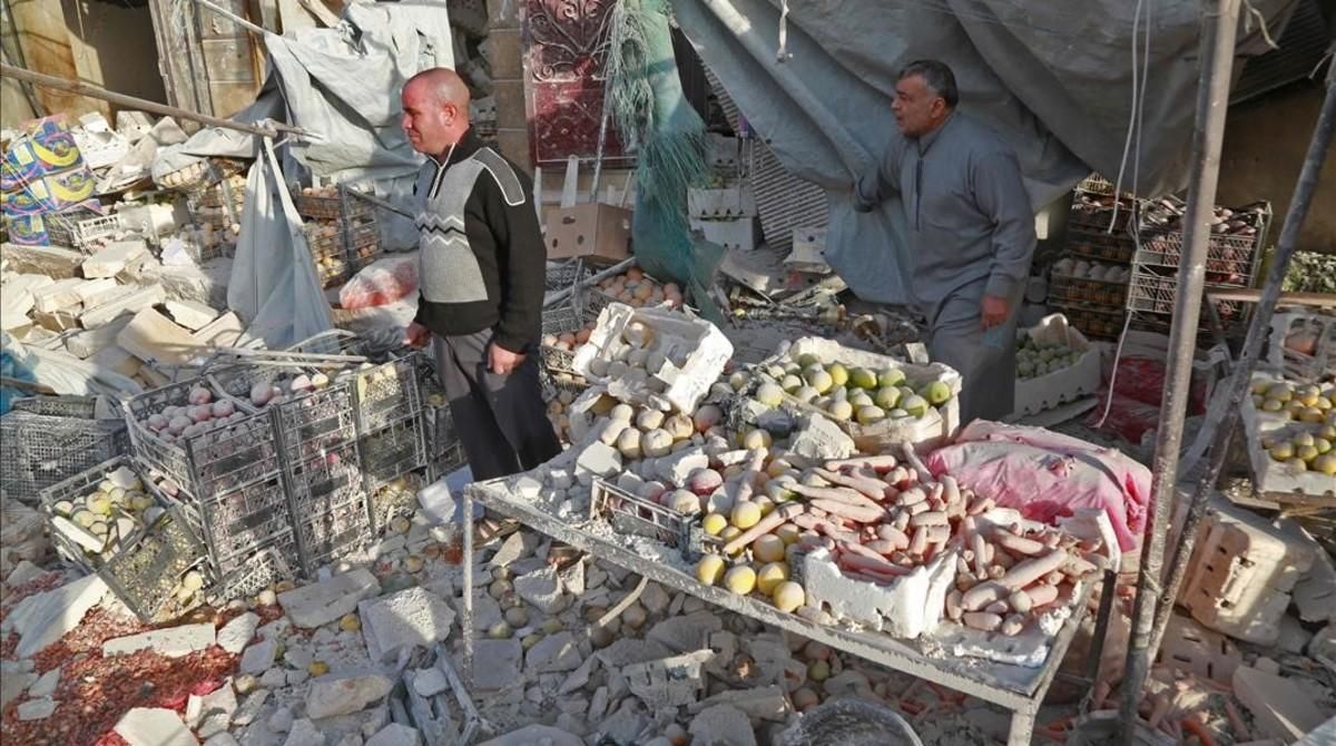 Mercado sirio de Atareb, al oeste de Alepo, bombardeado con un balance de al menos 53 muertos. Mercado sirio de Atareb, al oeste de Alepo, bombardeado con un balance de al menos 53 muertos.
