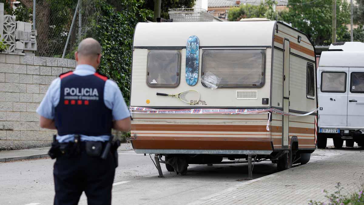 Detenido el presunto asesino de varios sintecho en Barcelona. En la foto, la caravana donde vive el detenido, en el barrio de Las Planas de Sant Cugat.