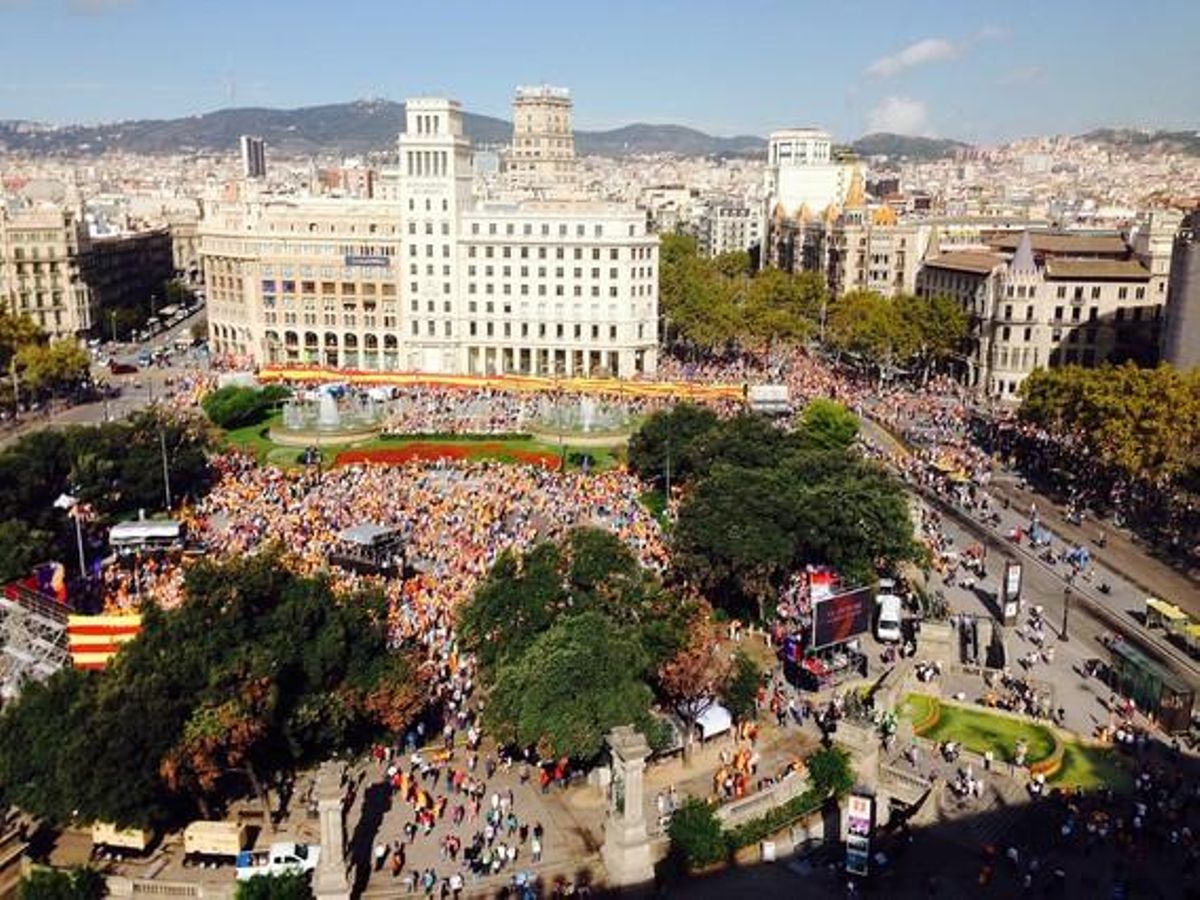 Vista aérea de la plaza de Catalunya, con miles de manifestantes. Vista aérea de la plaza de Catalunya, con miles de manifestantes.