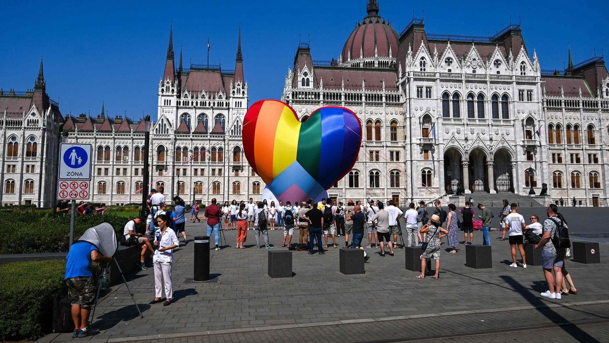 Manifestantes en favor de los derechos LGTBI en Budapest. Manifestantes en favor de los derechos LGTBI en Budapest.