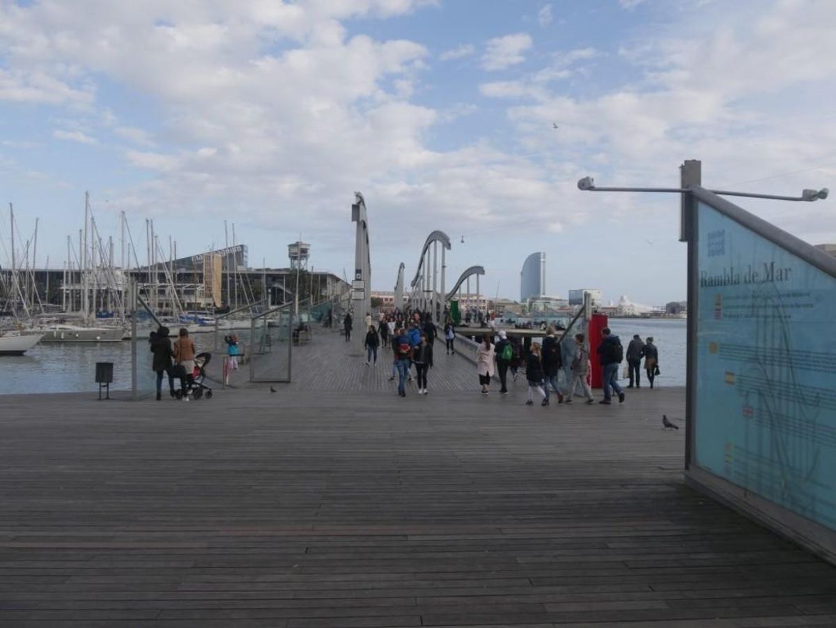 El proyecto del Moll de la Fusta se conocerá como “Port(a) veïnal” y plantea ganar este gran espacio público para los vecinos con la finalidad de convertirlo en un espacio de ocio vecinal y relación comunitaria. El proyecto del Moll de la Fusta se conocerá como “Port(a) veïnal” y plantea ganar este gran espacio público para los vecinos con la finalidad de convertirlo en un espacio de ocio vecinal y relación comunitaria.