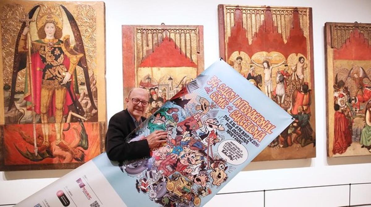 Francisco Ibáñez, con el cartel que ha realizado para el Salón del Cómic de Barcelona, en una de las salas góticas del MNAC, este jueves.