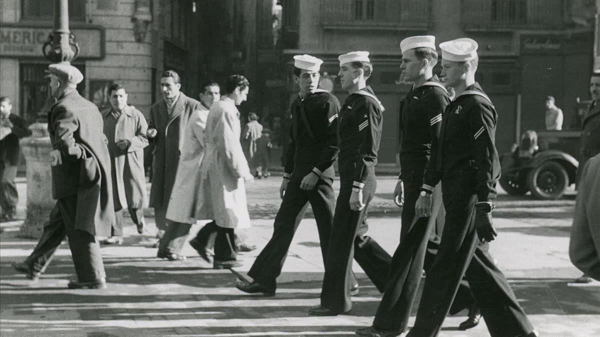 Marineros norteamericanos paseando por La Rambla, en 1952. 