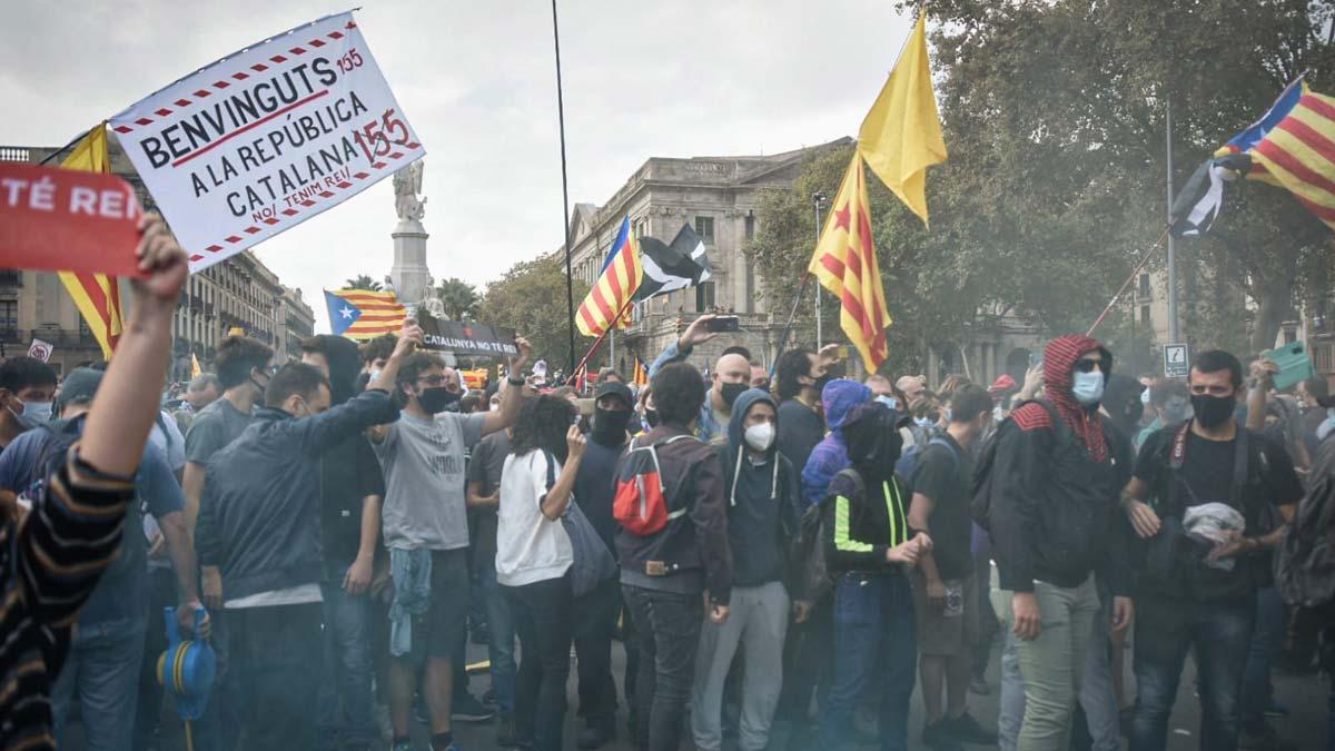 Manifestantes contra la visita del Rey a Barcelona, en Pla de Palau.