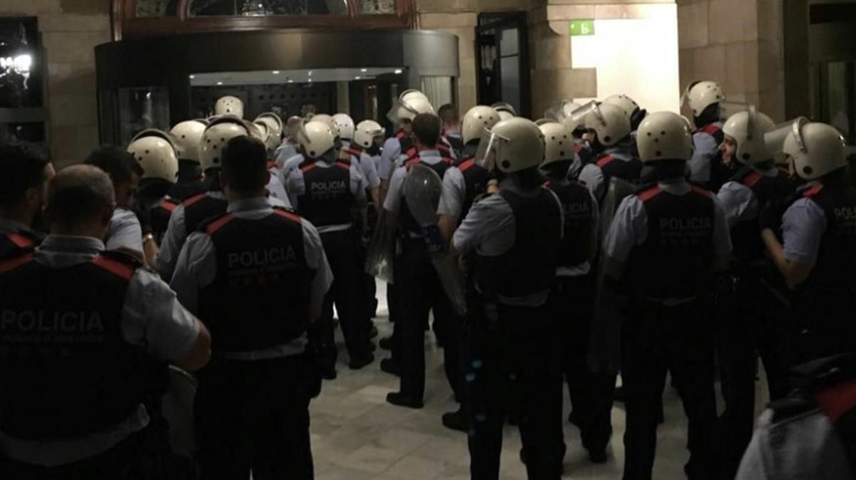 Agentes de Seguridad Ciudadana armados con cascos y desempeñando funciones de orden público, dentro de un Parlament asediado por manifestantes. Agentes de Seguridad Ciudadana armados con cascos y desempeñando funciones de orden público, dentro de un Parlament asediado por manifestantes.