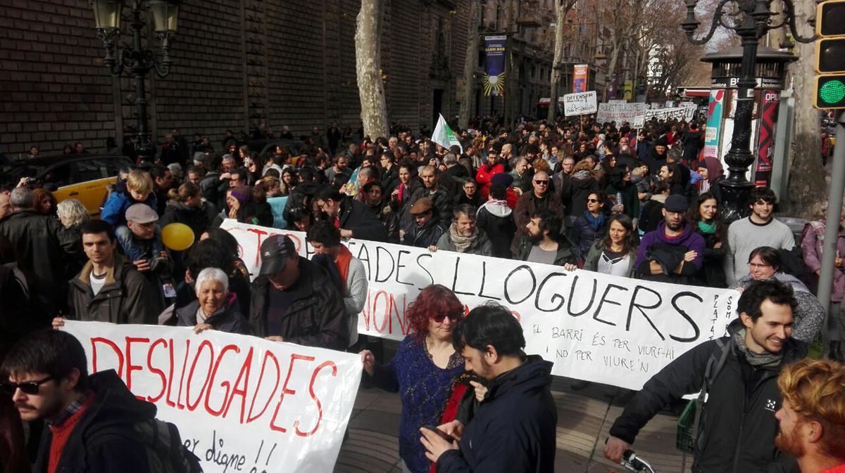 Miembros del colectivo Desllogades se manifiestan en la Rambla el pasado 28 de enero para denunciar la burbuja del alquiler. Miembros del colectivo Desllogades se manifiestan en la Rambla el pasado 28 de enero para denunciar la burbuja del alquiler.
