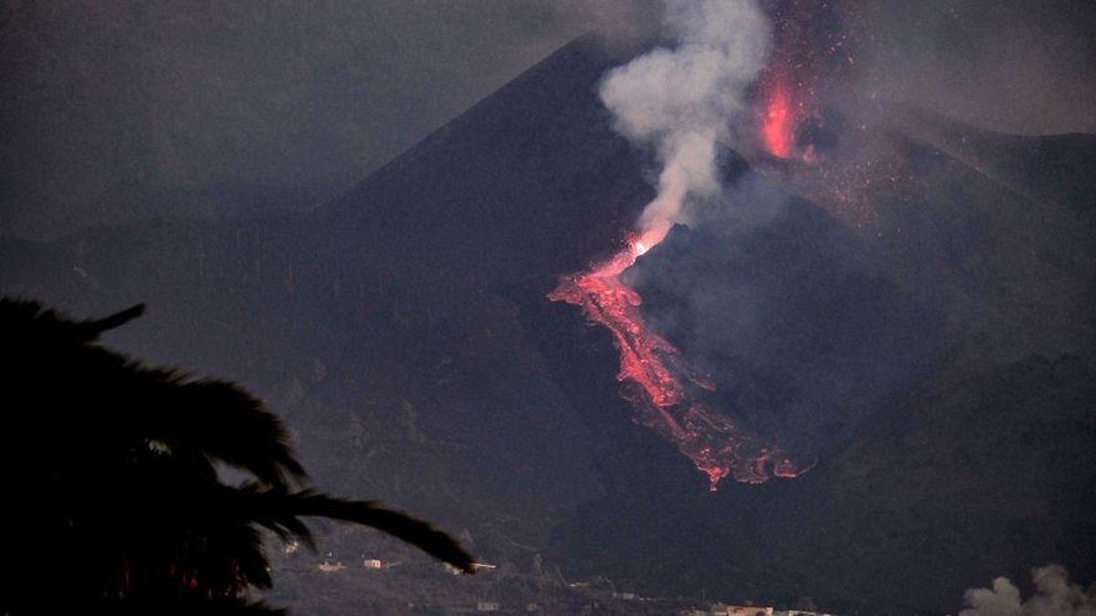 El volcán entra en fase efusiva, con menos explosiones y una lava hawaiana El volcán entra en fase efusiva, con menos explosiones y una lava hawaiana