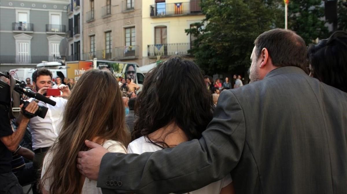 Rufián hace una foto a Junqueras con unas asistentes al mitin de ERC en Igualada. Rufián hace una foto a Junqueras con unas asistentes al mitin de ERC en Igualada.