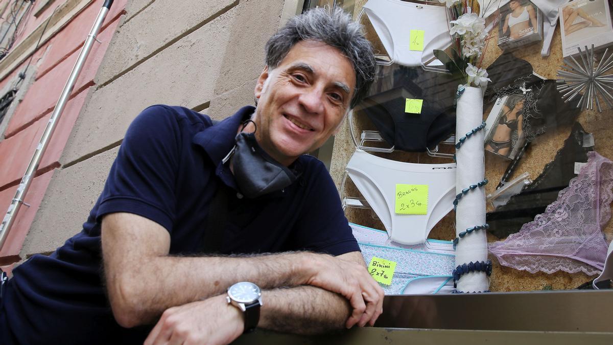 Antonio Iturbe, frente al escaparate de la corsetería ’Les ocasions’, en la Barceloneta. 