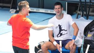 Djokovic, riendo este martes en un descanso durante el entrenamiento en el Melbourne Park.