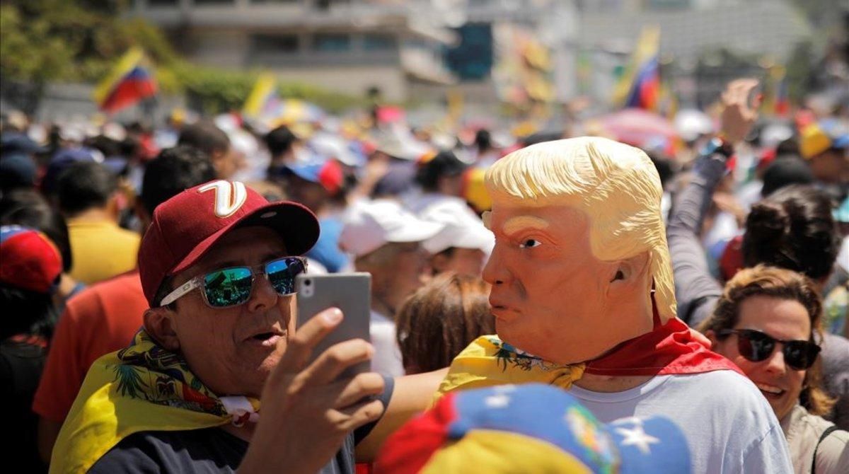 Manifestantes a favor de Maduro con caretas de Donald Trump, este sábado en Caracas. Manifestantes a favor de Maduro con caretas de Donald Trump, este sábado en Caracas.