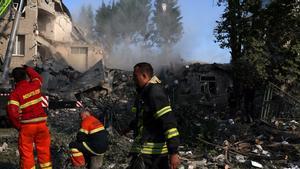 Personal de primeros auxilios trabaja en una escuela destruida por un bombardeo ruso en Járkov, Ucrania.