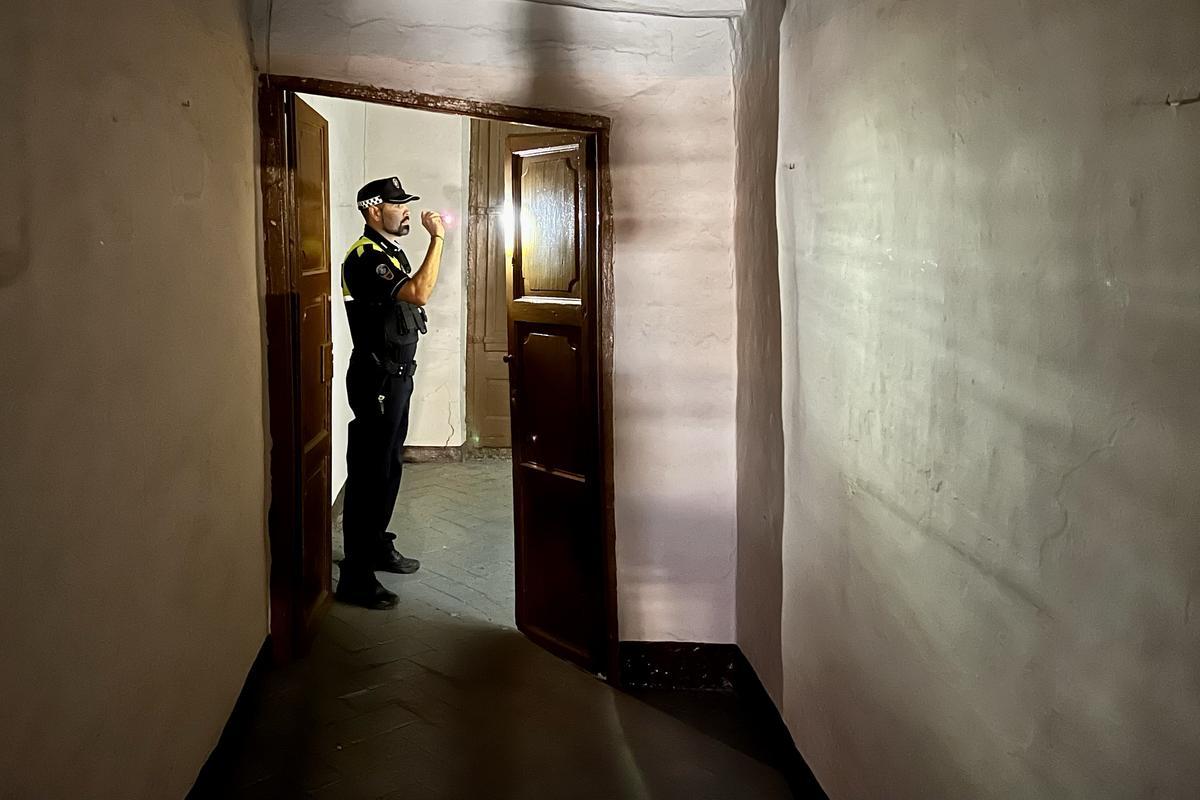 Un policía inspecciona una vivienda ocupada en el centro de Mataró