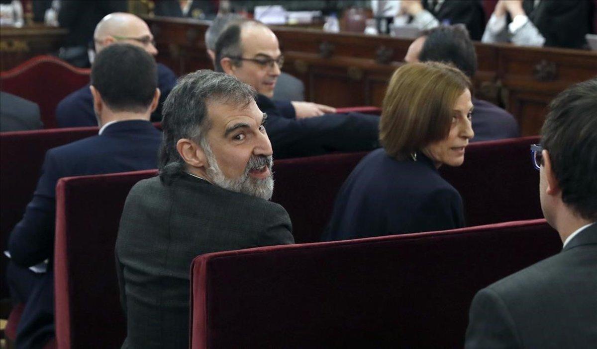 Jordi Cuixart y Carme Forcadell, en el banquillo del Tribunal Supremo durante el juicio del ’procés’. Jordi Cuixart y Carme Forcadell, en el banquillo del Tribunal Supremo durante el juicio del ’procés’.
