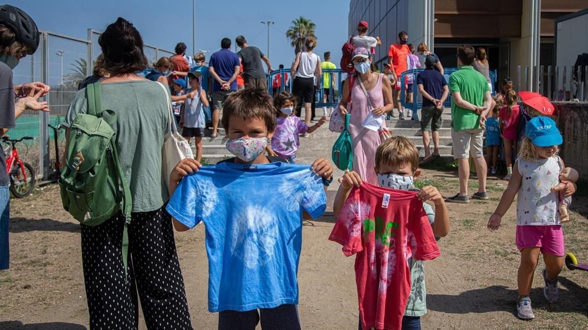 Un grupo de niños, tras participar en el casal de verano de la Mar Bella, en Barcelona. Un grupo de niños, tras participar en el casal de verano de la Mar Bella, en Barcelona.