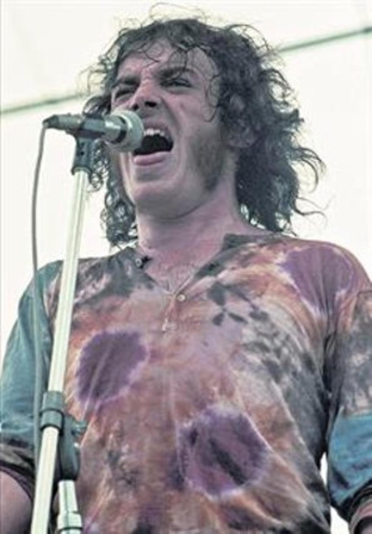 A la izquierda, Joe Cocker, en Woodstock, en 1969. Arrba, en un concierto en Zürich en el 2005. Abajo, en Barcelona, en el 2007.