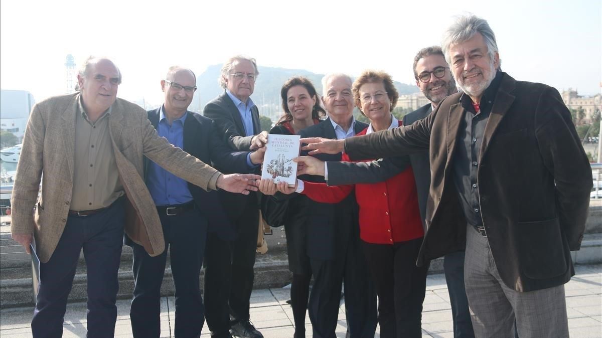 Borja de Riquer, en el centro, y algunos colaboradores del volumen ’Història Mundial de Catalunya’. Borja de Riquer, en el centro, y algunos colaboradores del volumen ’Història Mundial de Catalunya’.