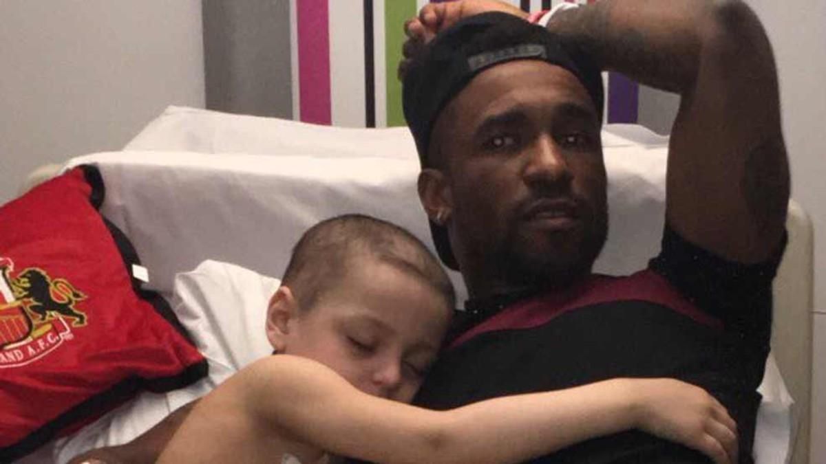El pequeño Bradley se quedó dormido abrazado a Jermain Defoe. El pequeño Bradley se quedó dormido abrazado a Jermain Defoe.