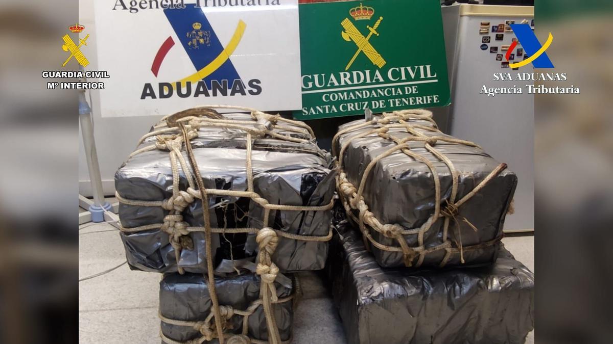 Intervienen 120 kilos de cocaína oculta en un buque que repostaba en Santa Cruz de Tenerife Intervienen 120 kilos de cocaína oculta en un buque que repostaba en Santa Cruz de Tenerife
