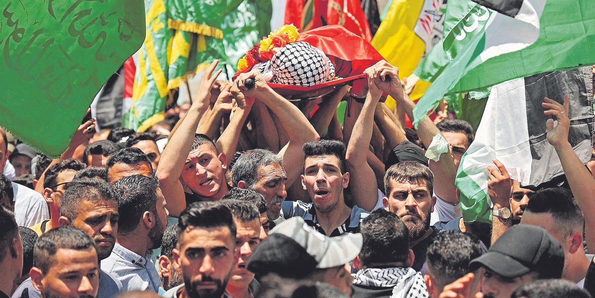 Imagen de archivo del funeral por un joven palestino que murió en los choques con tropas israelís en la aldea de Áqaba, en Cisjordania. Imagen de archivo del funeral por un joven palestino que murió en los choques con tropas israelís en la aldea de Áqaba, en Cisjordania.