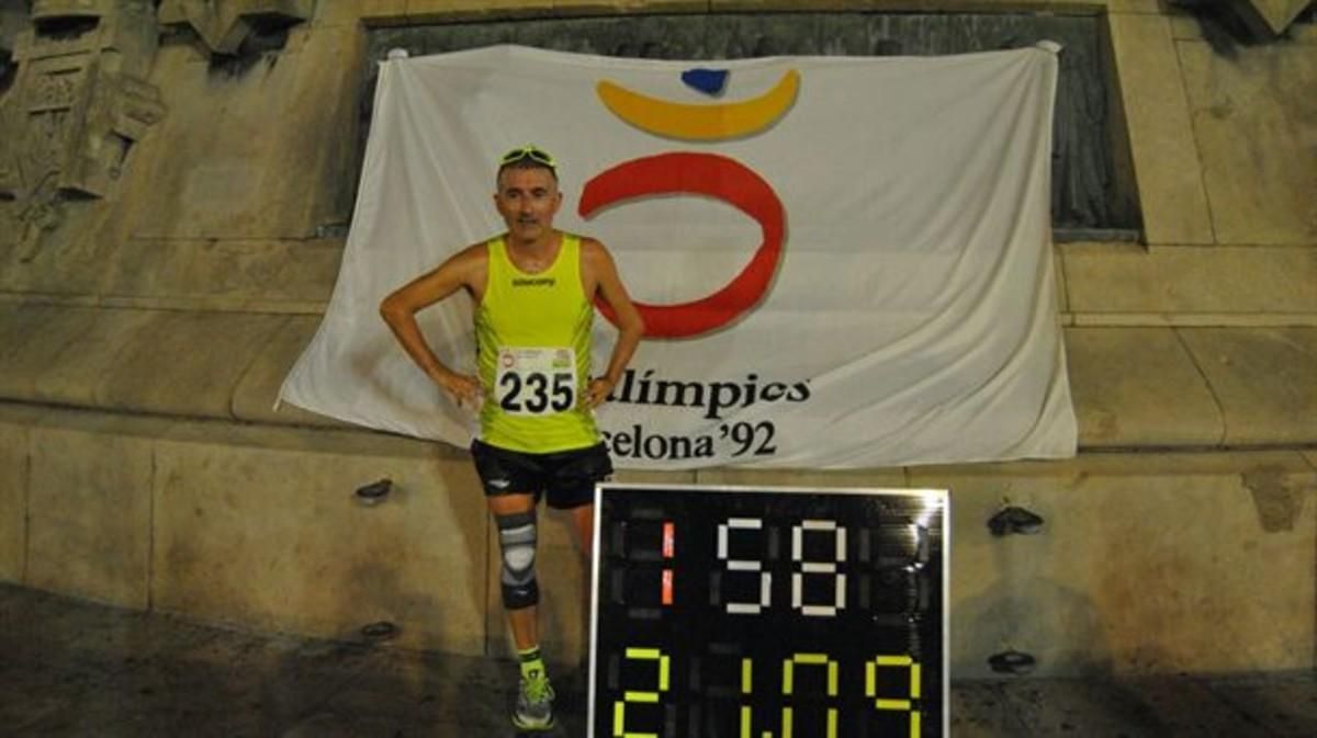 Javi Conde, después de completar su medio maratón por los alrededores del monumento de Colón. Javi Conde, después de completar su medio maratón por los alrededores del monumento de Colón.