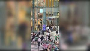Evacúan un lujoso centro comercial de Bangkok por un tiroteo.