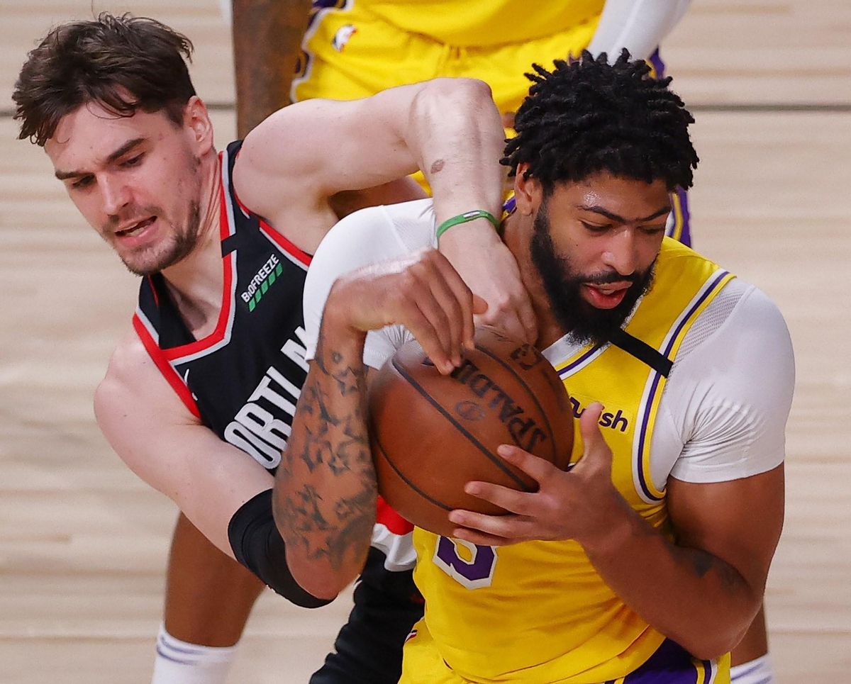 Mario Hezonja pelea con Anthony Davis por el balón en un partido frente a los Lakers Mario Hezonja pelea con Anthony Davis por el balón en un partido frente a los Lakers