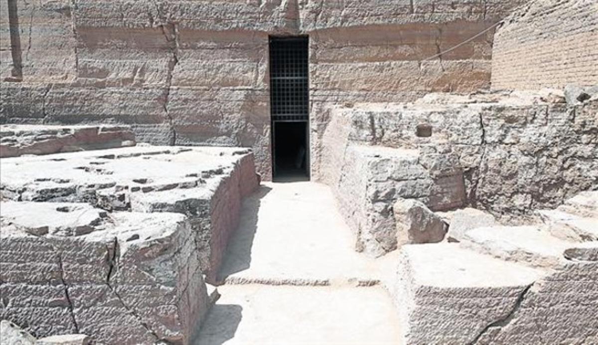 La fachada del complejo funerario de Qubbet El-Hawa, en Asuán. Abajo, daga ritual hallada junto a la momia de un joven de 21 años.