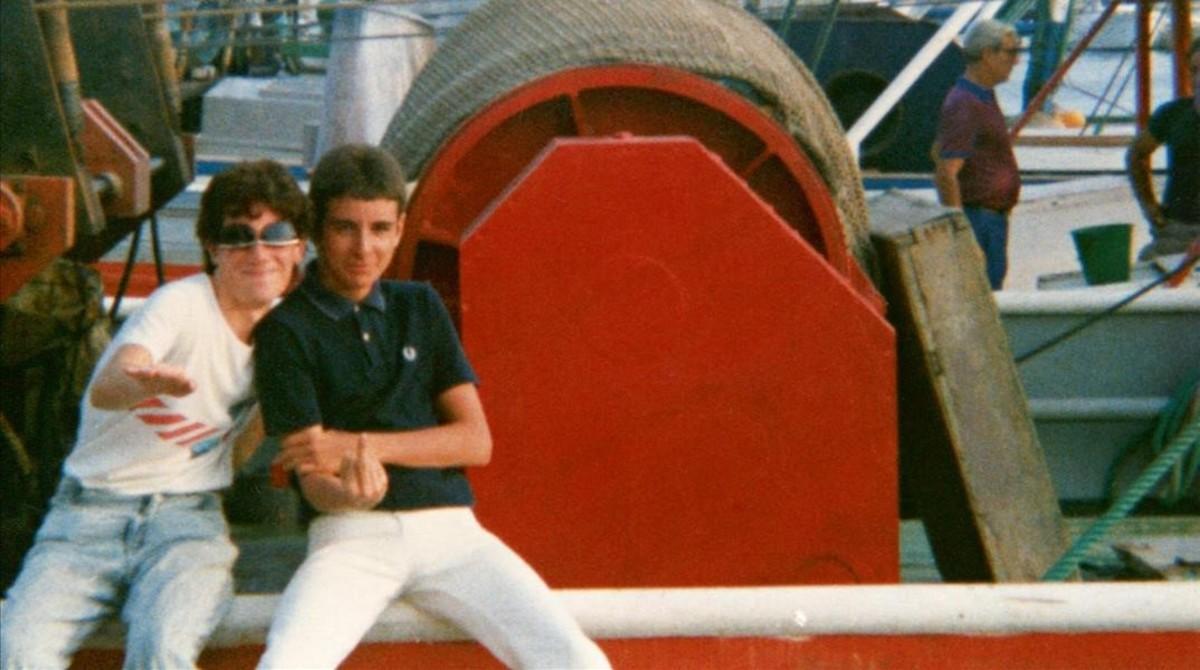 Aprendiendo a insultar con el dedo corazón: mi amigo Polo y yo en algún pueblo de la Costa Brava, en 1986.