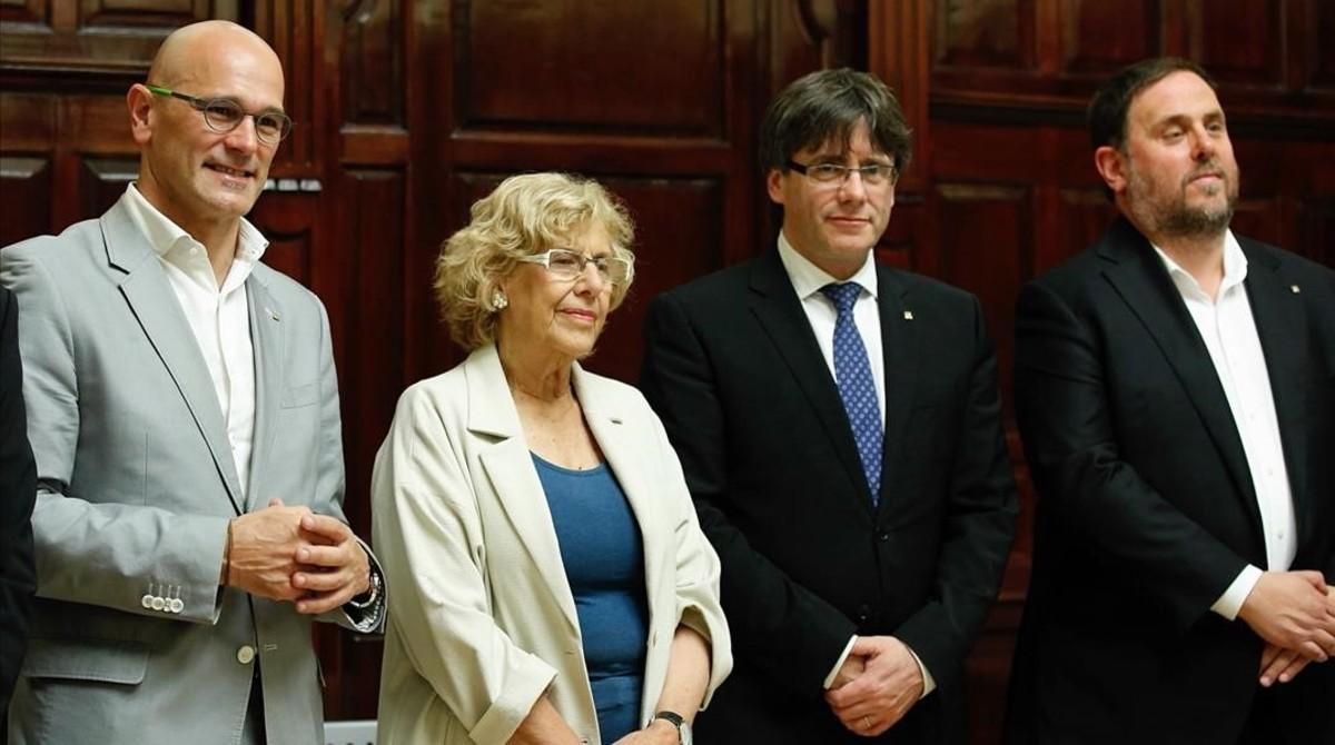De izquierda a derecha, Romeva, Carmena, Puigdemont y Junqueras, el lunes 22 en Madrid. De izquierda a derecha, Romeva, Carmena, Puigdemont y Junqueras, el lunes 22 en Madrid.