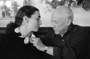 Jacqueline y Picasso, con un collar de cerámica hecho por el artista. 