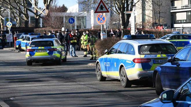 Coches de policía en el campus de la Universidad de Heidelberg, en Alemania, donde se ha producido el ataque.