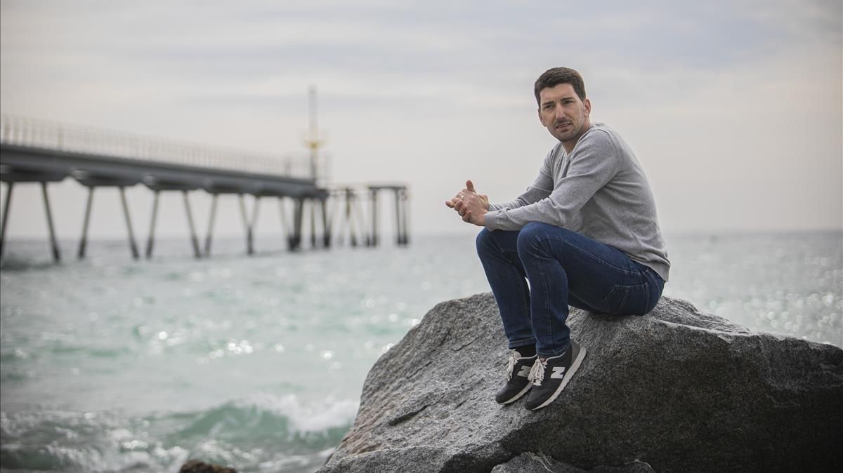 Oriol Mitjà en la playa de Badalona, este jueves. Oriol Mitjà en la playa de Badalona, este jueves.