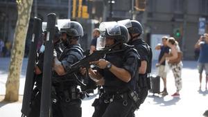 Varios agentes patrullan Barcelona durante el atentado terrorista en las Ramblas.
