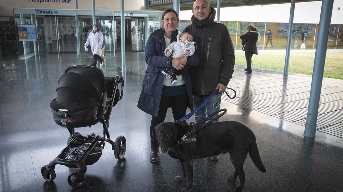 La deliciosa presencia de un perro guía en el Hospital del Mar