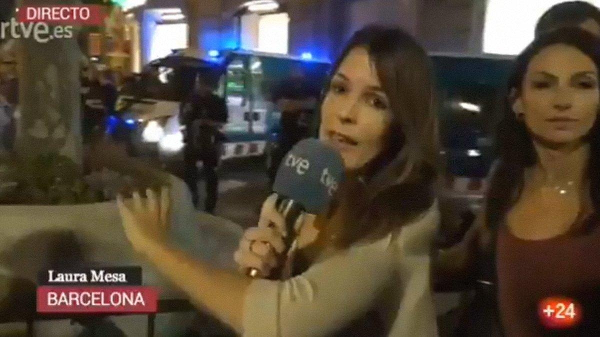 La reportera de Telecinco protege a la de TVE en su directo ante los ataques de manifestantes independentistas