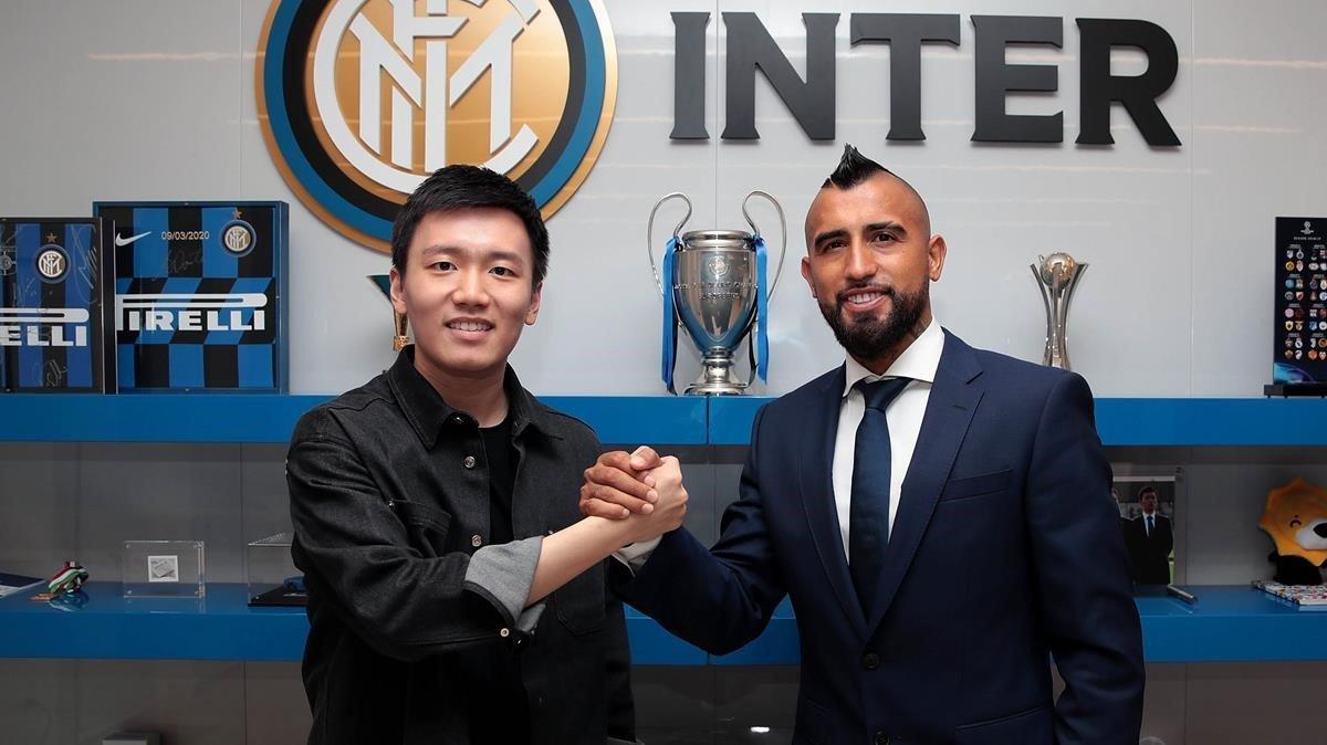 Steven Zhang, el propietario del Inter, posa con Arturo Vidal. Steven Zhang, el propietario del Inter, posa con Arturo Vidal.