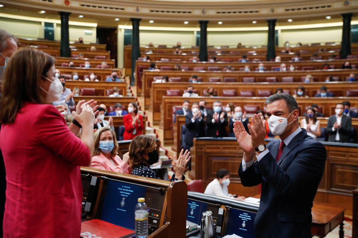 El presidente del Gobierno, Pedro Sánchez, se suma al aplauso de la bancada socialista tras su discurso en defensa de los indultos, este 30 de junio en el Congreso. El presidente del Gobierno, Pedro Sánchez, se suma al aplauso de la bancada socialista tras su discurso en defensa de los indultos, este 30 de junio en el Congreso.