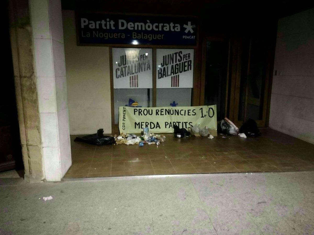 Bolsas de basura dejadas por los CDR frente a la sede del PDECat en Balaguer. Bolsas de basura dejadas por los CDR frente a la sede del PDECat en Balaguer.