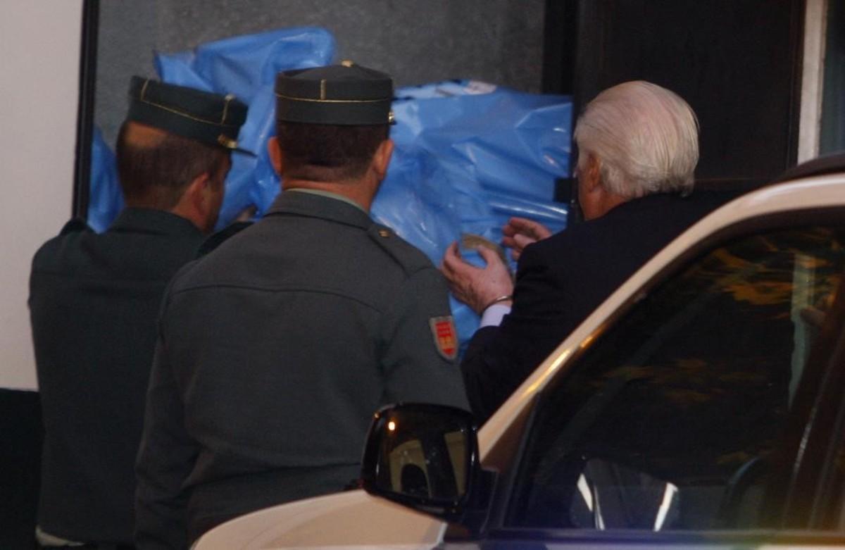 Macià Alavedra, tras ser detenido, entrando en la Audiencia Nacional, el 30 de octubre del 2009. Macià Alavedra, tras ser detenido, entrando en la Audiencia Nacional, el 30 de octubre del 2009.