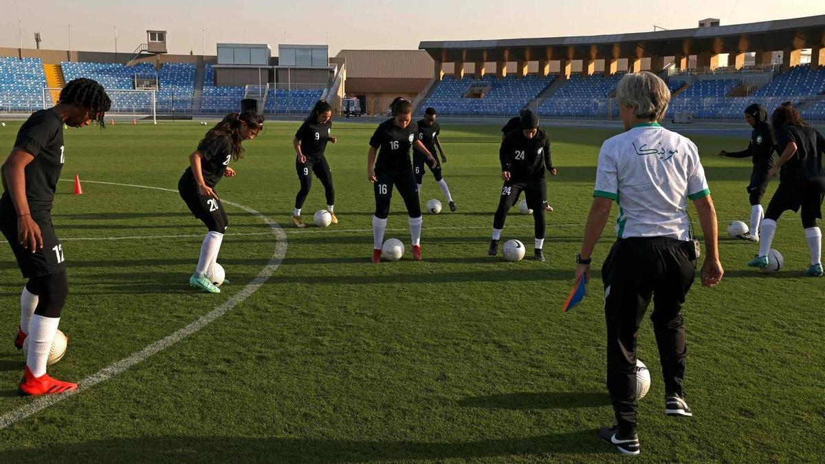 L’Aràbia Saudita llança la seva primera lliga de futbol femení a porta tancada
