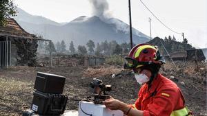 Un miembro de la UME monitoriza con un dron la actividad del volcán de La Palma.