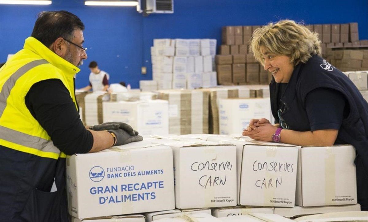 Dos voluntarios del Gran Recapte d’Aliments. Dos voluntarios del Gran Recapte d’Aliments.
